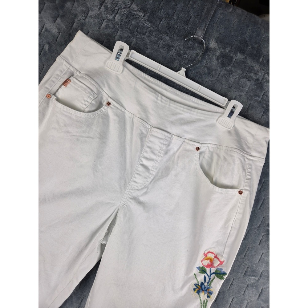 Belle by Kim Gravel White Floral Embroidered Pull On Capri Jeans Size 16